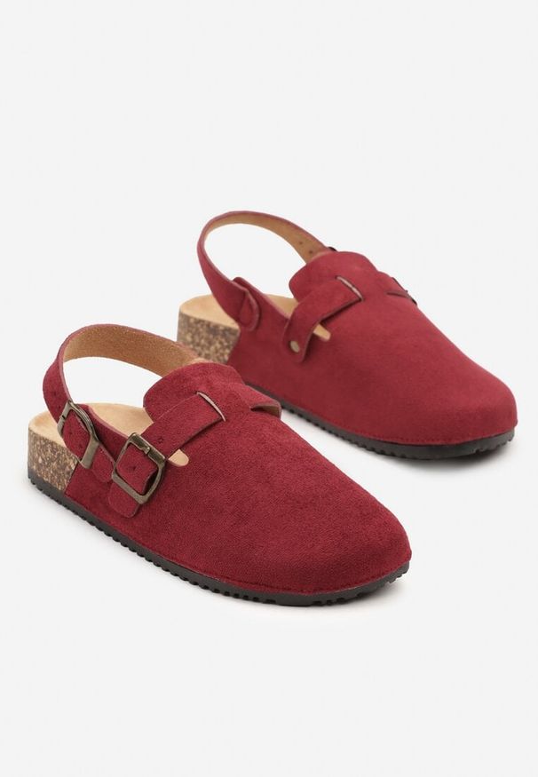Born2be - Bordowe Sandały Chodaki z Klamerką i Paskiem na Pięcie Norilsa. Okazja: na co dzień. Kolor: czerwony. Materiał: jeans. Obcas: na obcasie. Styl: casual. Wysokość obcasa: niski