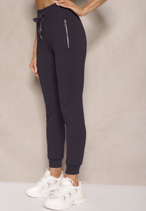Renee - Granatowe Spodnie Dresowe z Bawełny o Kroju Jogger High Waist Cherisa. Okazja: na co dzień. Stan: podwyższony. Kolor: niebieski. Materiał: bawełna, dresówka. Styl: casual, elegancki