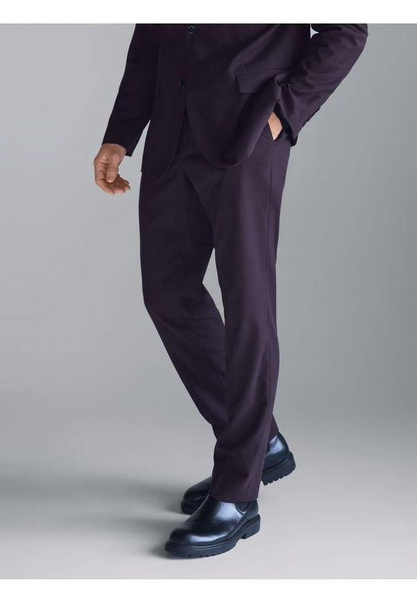Reserved - Garniturowe spodnie slim fit - mahoniowy. Kolor: brązowy. Materiał: tkanina, wiskoza