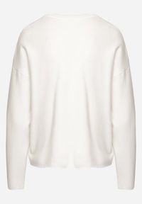 Born2be - Biały Sweter o Pudełkowym Kroju z Ozdobną Kieszonką Seaviraen. Okazja: do pracy, na co dzień. Kolor: biały. Materiał: jeans. Długość rękawa: długi rękaw. Długość: długie. Styl: casual, elegancki #4