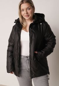Born2be - Czarna Przejściowa Pikowana Kurtka z Odpinanym Kapturem Nevistta. Okazja: na co dzień, do pracy, na spacer. Kolekcja: plus size. Kolor: czarny. Materiał: jeans, poliester. Styl: casual, elegancki #1