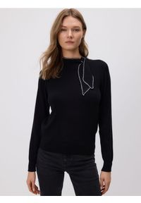 Reserved - Sweter z wiązaniem - czarny. Kolor: czarny. Materiał: wiskoza, dzianina #1