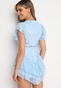 Born2be - Jasnoniebieski Taliowany Koronkowy Kombinezon z Ażurowymi Wstawkami i Falbanami Tinarosi. Okazja: na co dzień. Kolor: niebieski. Materiał: koronka. Wzór: ażurowy. Styl: casual, elegancki #2