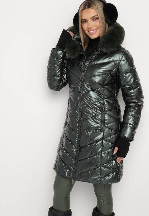 Born2be - Ciemnozielona Metaliczna Kurtka Pikowana z Kapturem Eclaris. Okazja: na co dzień. Typ kołnierza: kaptur. Kolor: zielony. Materiał: futro, jeans. Długość rękawa: długi rękaw. Długość: długie. Wzór: aplikacja. Styl: casual, elegancki