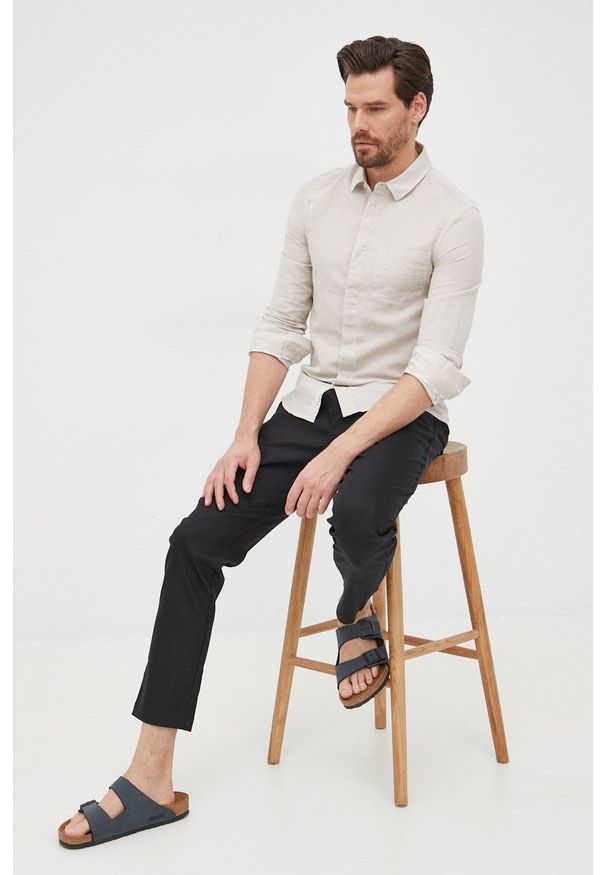 Calvin Klein koszula lniana męska slim z kołnierzykiem klasycznym. Typ kołnierza: kołnierzyk klasyczny. Kolor: beżowy. Materiał: len. Długość rękawa: długi rękaw. Długość: długie. Styl: klasyczny