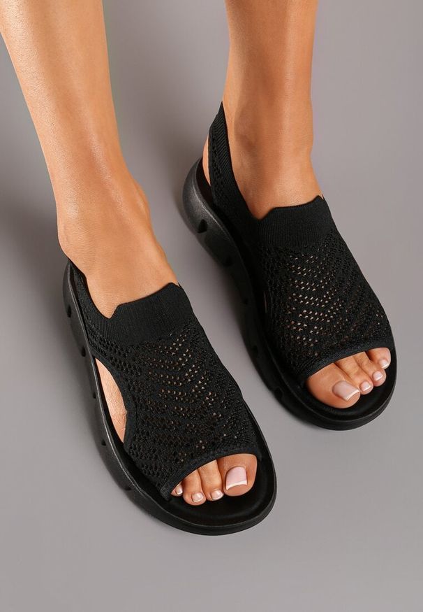 Born2be - Czarne Wsuwane Płaskie Sandały z Perforacją Wizemia. Okazja: na spacer, na plażę, na co dzień. Zapięcie: bez zapięcia. Kolor: czarny. Materiał: len. Sezon: lato. Obcas: na obcasie. Styl: casual. Wysokość obcasa: niski