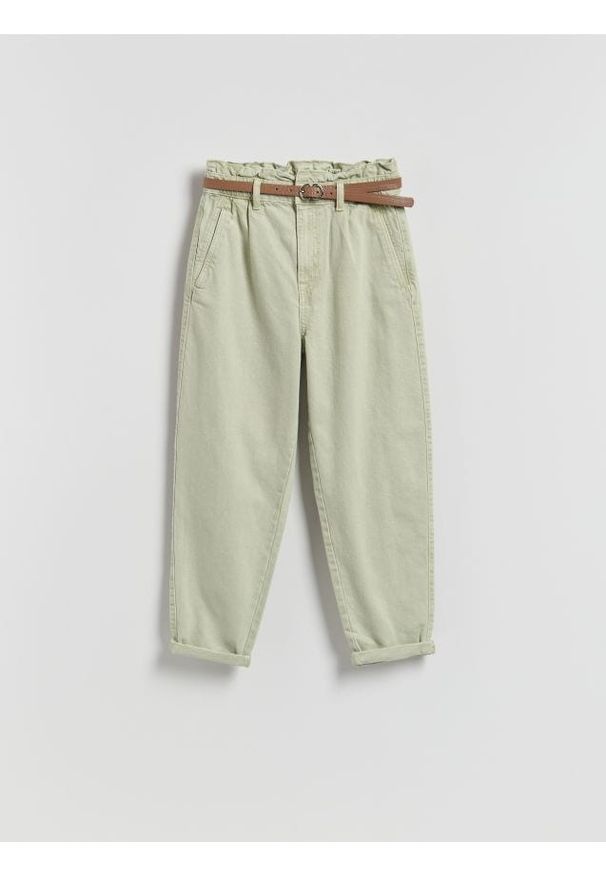 Reserved - Jeansy paperbag z paskiem - zielony. Kolor: zielony