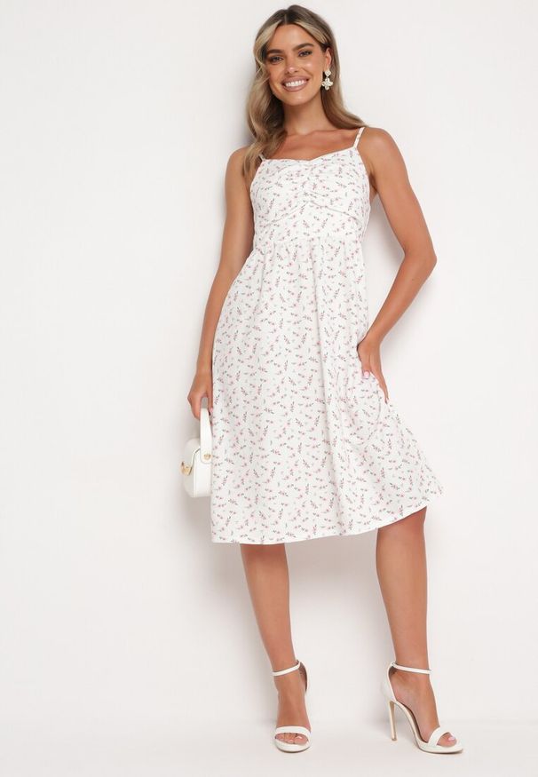 Born2be - Biało-Różowa Rozkloszowana Sukienka w Drobne Kwiaty na Cienkich Ramiączkach Reteri. Okazja: na co dzień, na randkę. Typ kołnierza: dekolt w kształcie V. Kolor: biały. Materiał: jeans. Długość rękawa: na ramiączkach. Wzór: kwiaty. Styl: casual
