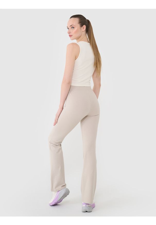 4f - 4F Legginsy z rozszerzanymi nogawkami damskie - beżowe S. Okazja: na co dzień. Stan: podwyższony. Kolor: beżowy. Materiał: dzianina, guma, bawełna, jersey, materiał, elastan. Długość: długie. Wzór: gładki, ze splotem, jednolity. Styl: sportowy, casual