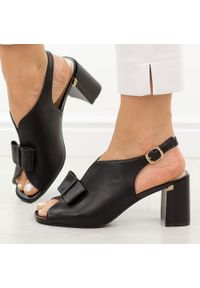 Czarne skórzane sandały damskie na słupku M.Daszyński 25112-5. Okazja: na co dzień. Kolor: czarny. Materiał: skóra. Wzór: aplikacja. Sezon: wiosna, lato. Obcas: na słupku. Styl: casual, elegancki, klasyczny, wizytowy #1