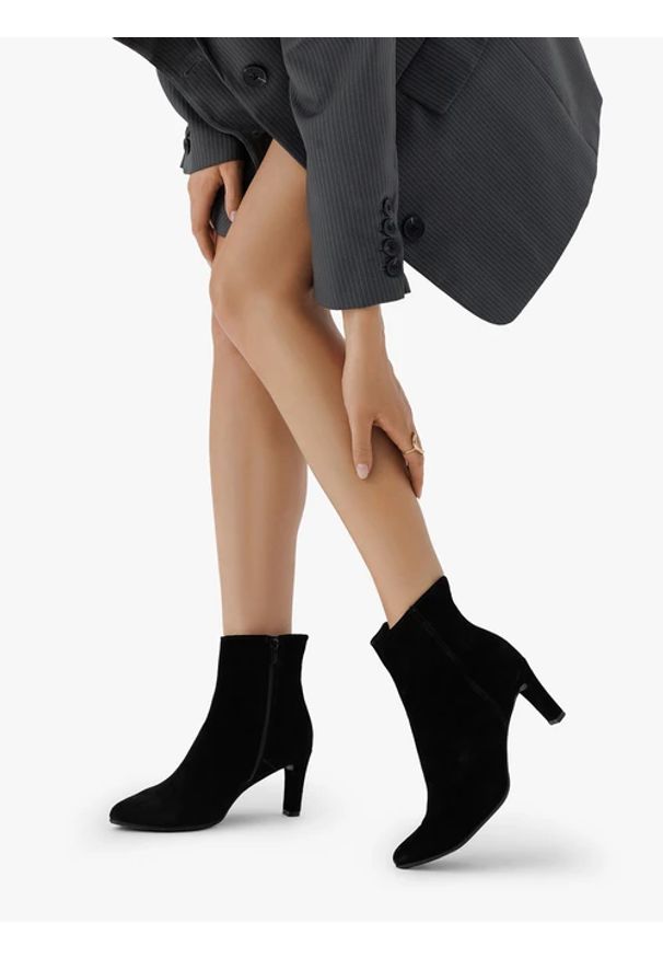 Ryłko - Czarne botki welurowe na szpilce. Zapięcie: zamek. Kolor: czarny. Materiał: skóra, welur. Szerokość cholewki: normalna. Obcas: na szpilce. Styl: elegancki, street. Wysokość obcasa: średni