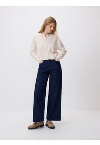 Reserved - Jeansy wide leg - granatowy. Kolor: niebieski