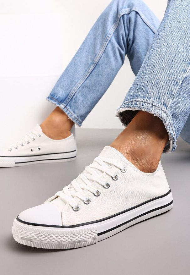Renee - Biało-Czarne Trampki Lakellet. Okazja: na co dzień. Wysokość cholewki: przed kostkę. Kolor: biały. Materiał: materiał, jeans, guma. Szerokość cholewki: normalna. Styl: klasyczny, casual