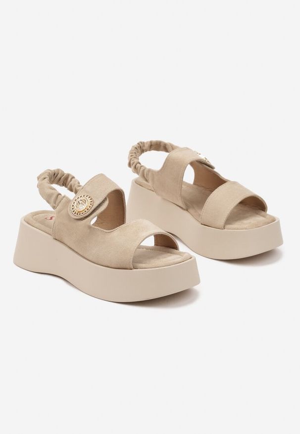 Renee - Ciemnobeżowe Sandały na Platformie Zdobione Aplikacją i Marszczeniem Danireth. Okazja: na co dzień. Zapięcie: rzepy. Kolor: beżowy. Wzór: aplikacja. Obcas: na platformie. Styl: elegancki, casual. Wysokość obcasa: średni
