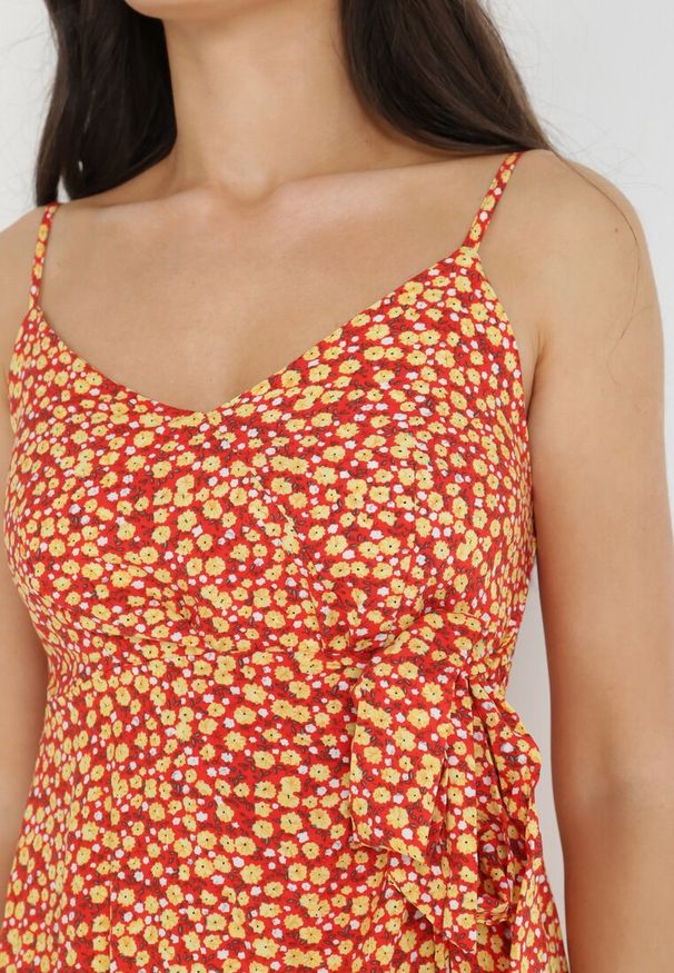 Born2be - Czerwono-Żółta Sukienka z Wiskozy Kalleia. Kolor: czerwony. Materiał: wiskoza. Długość rękawa: na ramiączkach. Wzór: kwiaty. Typ sukienki: kopertowe. Styl: klasyczny. Długość: midi