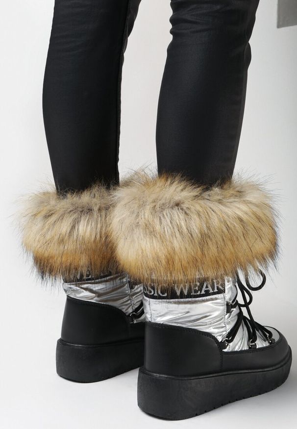 Born2be - Srebrne Śniegowce z Futerkiem Eletura. Wysokość cholewki: za kostkę. Nosek buta: okrągły. Zapięcie: bez zapięcia. Kolor: srebrny. Materiał: futro. Szerokość cholewki: normalna. Wzór: napisy. Obcas: na platformie