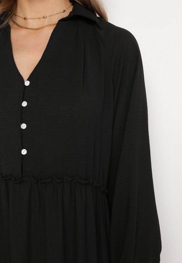 Born2be - Czarna Sukienka Maxi Rozkloszowana z Kołnierzykiem i Falbankami Eweneme. Typ kołnierza: kołnierz z falbankami. Kolor: czarny. Typ sukienki: rozkloszowane. Długość: maxi