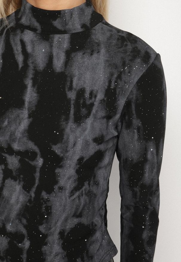 Born2be - Czarna Bluzka z Długim Rękawem i Stójką Marszczona w Talii Ralendia. Okazja: na co dzień. Typ kołnierza: kołnierzyk stójkowy. Kolor: czarny. Materiał: jeans. Długość rękawa: długi rękaw. Długość: długie. Styl: klasyczny, casual, elegancki