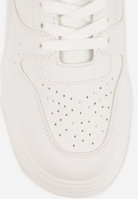 Renee - Białe Sneakersy VICES na Grubej Podeszwie Zdobione Perforacją przy Nosku Riosina. Kolor: biały. Materiał: jeans, koronka. Wzór: aplikacja #3