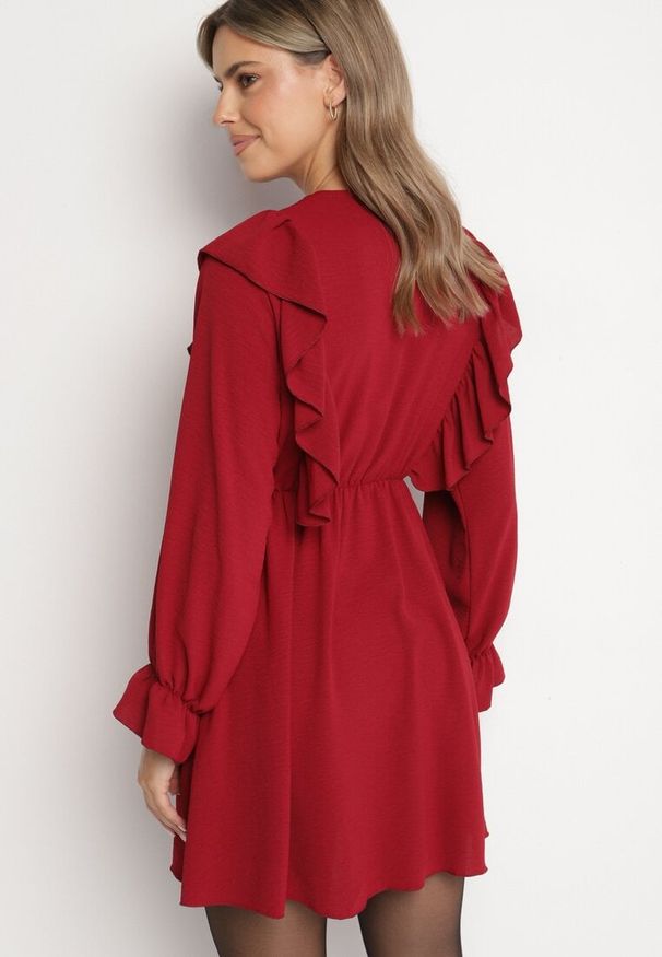 Born2be - Bordowa Rozkloszowana Sukienka o Kopertowym Kroju z Falbankami Celonara. Okazja: na imprezę. Typ kołnierza: kołnierz z falbankami. Kolor: czerwony. Typ sukienki: kopertowe. Styl: elegancki