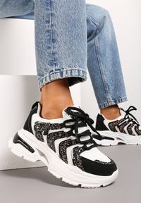 Renee - Czarno-Białe Sneakersy na Tłoczonej Platformie z Brokatowymi Wstawkami Nalu. Nosek buta: okrągły. Zapięcie: sznurówki. Kolor: czarny. Materiał: materiał. Obcas: na platformie. Wysokość obcasa: niski #1