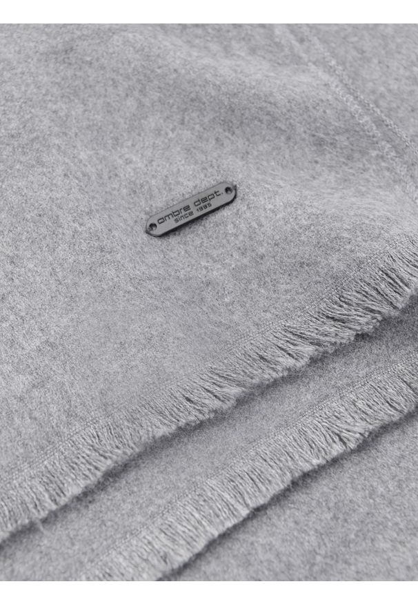 Ombre Clothing - Męski monochromatyczny szalik z frędzlami – szary V3 OM-ACSF-0116 - uniwersalny. Okazja: na co dzień. Kolor: szary. Materiał: tkanina, poliester, bawełna. Wzór: aplikacja, jednolity. Styl: klasyczny, elegancki, wizytowy, casual