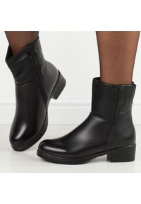 Czarne wysokie botki damskie Filo Donna Z24-39. Okazja: na co dzień, na spacer. Nosek buta: okrągły. Kolor: czarny. Szerokość cholewki: normalna. Materiał: skóra. Sezon: zima, jesień. Obcas: na obcasie. Styl: klasyczny, casual, elegancki. Wysokość obcasa: niski
