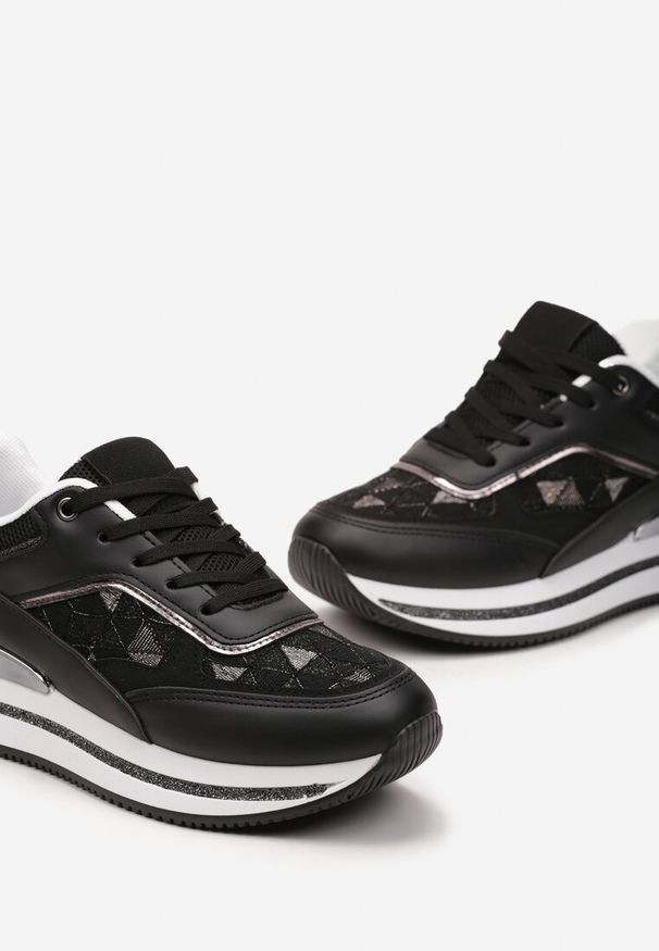 Renee - Czarne Eleganckie Sneakersy z Brokatem i Metalicznymi Naszywkami Desmerana. Kolor: czarny. Wzór: aplikacja