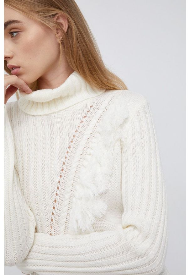DKNY - Dkny Sweter damski kolor kremowy z golfem. Okazja: na co dzień. Typ kołnierza: golf. Kolor: beżowy. Materiał: dzianina. Wzór: ze splotem. Styl: casual
