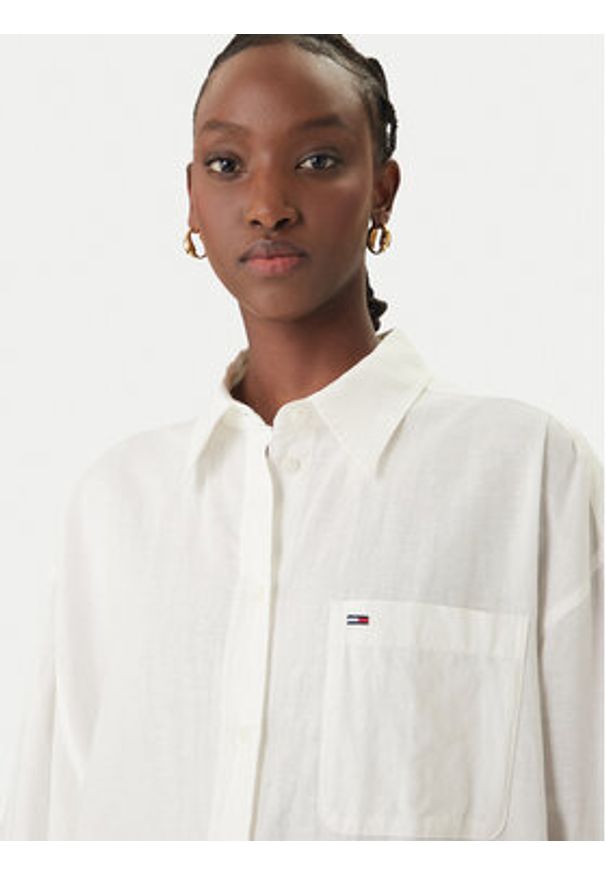 Tommy Jeans Sukienka koszulowa DW0DW22344 Biały Relaxed Fit. Kolor: biały. Materiał: len. Typ sukienki: koszulowe