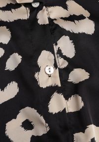 Born2be - Czarna Koszula w Cętki z Kołnierzykiem Emeili. Typ kołnierza: kołnierzyk klasyczny. Kolor: czarny. Materiał: tkanina. Długość rękawa: długi rękaw. Długość: długie. Wzór: aplikacja. Styl: klasyczny #6