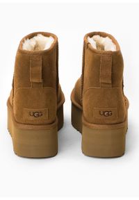 Ugg - Buty zimowe damskie brązowe UGG W CLASSIC MINI PLATFORM. Kolor: brązowy. Materiał: skóra, poliester, zamsz, lyocell, wełna. Szerokość cholewki: normalna. Wzór: aplikacja. Sezon: zima. Obcas: na platformie #3