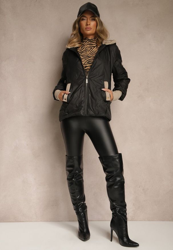 Renee - Czarna Kurtka z Pikowanymi Przeszyciami Kontrastowymi Wstawkami i Kapturem Tulirea. Okazja: na co dzień. Typ kołnierza: kaptur. Kolor: czarny. Materiał: jeans. Styl: casual, elegancki