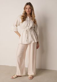 Born2be - Biała Koszula z Bawełną i Lnem Ozdobiona Wycięciami i Ściągana w Pasie Harwinds. Okazja: do pracy, na co dzień. Kolor: biały. Materiał: bawełna, len. Wzór: aplikacja. Styl: klasyczny, casual #2