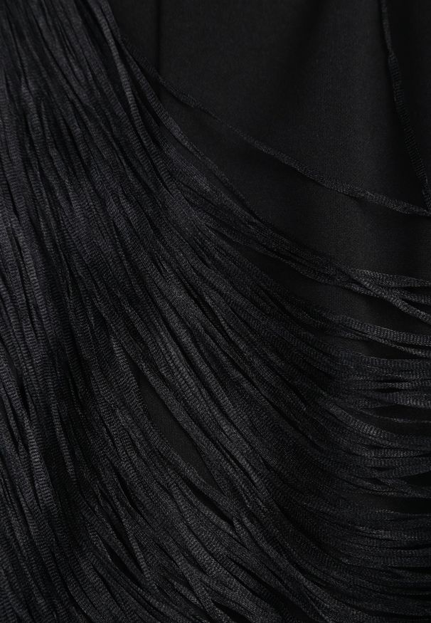 Renee - Czarna Sukienka Koktajlowa na Ramiączkach Zdobiona Frędzlami Wilinsia. Okazja: na wesele, na ślub cywilny, na imprezę. Kolor: czarny. Długość rękawa: na ramiączkach. Wzór: aplikacja. Styl: wizytowy