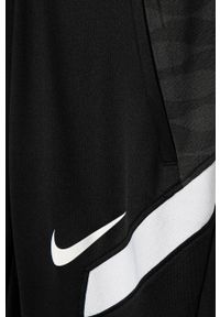 Nike Kids - Spodnie dziecięce 122-170 cm. Okazja: na co dzień. Kolor: czarny. Materiał: materiał, dzianina, skóra, elastan, tkanina, poliester, włókno. Wzór: nadruk. Styl: casual #2