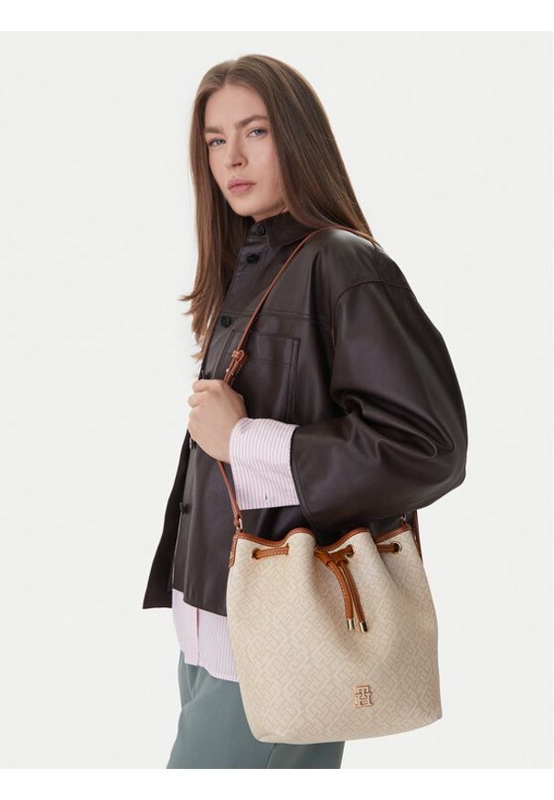 TOMMY HILFIGER - Tommy Hilfiger Torebka Th Monoplay Bucket Le AW0AW18847 Beżowy. Kolor: beżowy. Materiał: skórzane