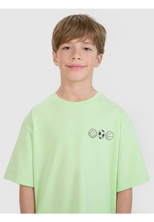 4f - 4F T-shirt oversize z nadrukiem chłopięcy - zielony 140 (9-10 lat). Okazja: na co dzień. Kolor: zielony. Materiał: dzianina, bawełna, jersey. Długość rękawa: krótki rękaw. Długość: krótkie. Wzór: nadruk. Sezon: lato. Styl: klasyczny, sportowy, casual