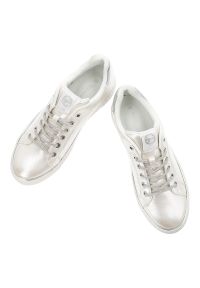 Srebrne Sneakersy Tamaris Modne Obuwie Damskie. Okazja: na co dzień. Zapięcie: sznurówki. Kolor: srebrny. Materiał: skóra. Szerokość cholewki: normalna. Styl: klasyczny, sportowy, casual