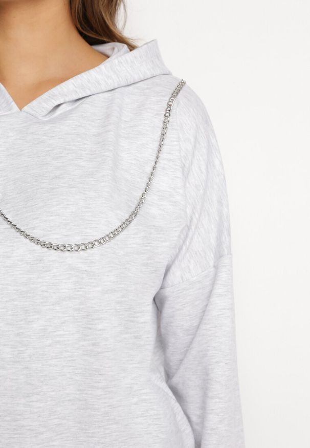 Born2be - Szara Bawełniana Bluza z Kapturem z Ozdobnym Łańcuszkiem i Suwakiem Cielo. Typ kołnierza: kaptur. Kolor: szary. Materiał: bawełna