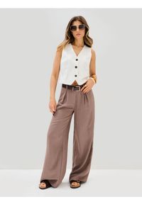 Sinsay - Spodnie wide leg z paskiem z domieszką wiskozy - beżowy. Kolor: beżowy