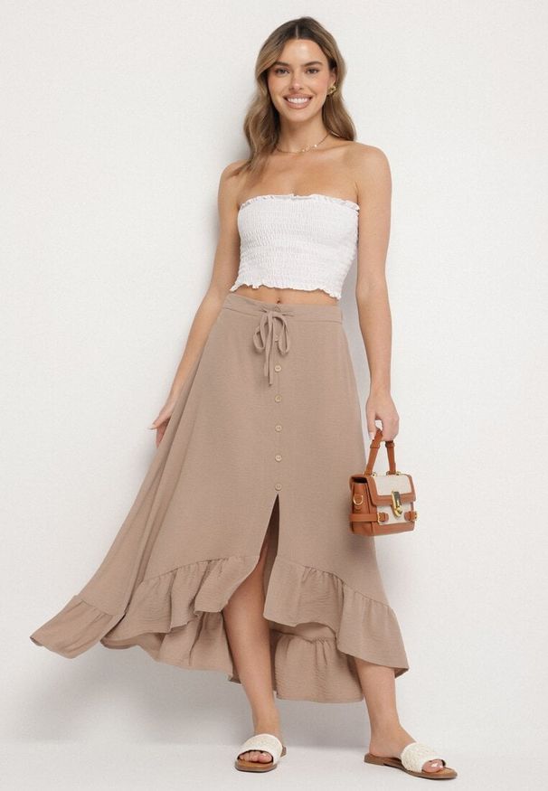 Born2be - Ciemnobeżowa Asymetryczna Spódnica z Falbanami i Ozdobnymi Guzikami Marolana. Okazja: na co dzień. Kolor: beżowy. Wzór: gładki. Styl: casual, elegancki