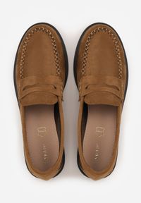 Born2be - Jasnobrązowe Mokasyny VICES ze Skórzaną Wkładką Ozdobione Przeszyciami Nicogeus. Okazja: na co dzień. Kolor: beżowy. Materiał: skóra. Wzór: aplikacja. Styl: casual, elegancki, klasyczny #5