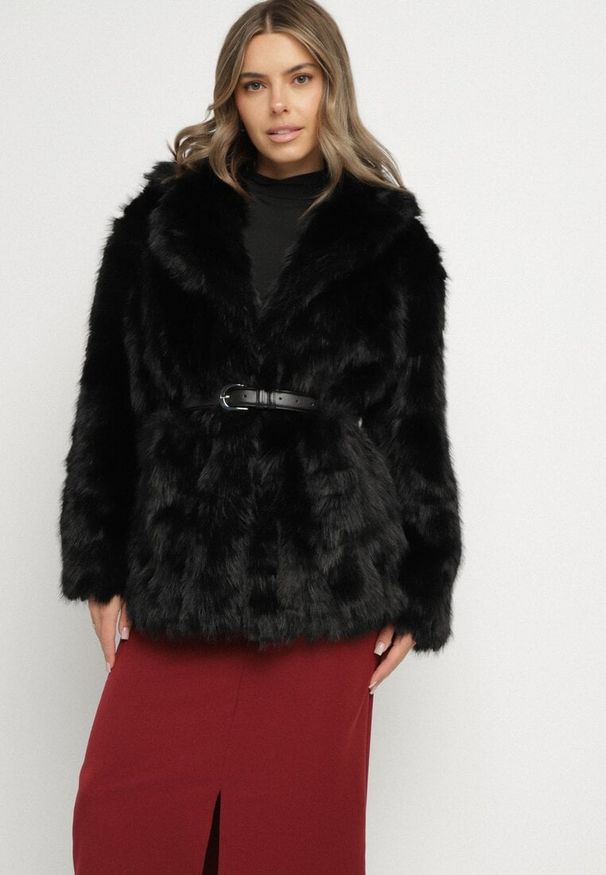 Born2be - Czarna Elegancka Kurtka Futerko z Paskiem z Klamrą Gonne. Okazja: na spacer, na imprezę, na co dzień. Kolor: czarny. Materiał: futro. Styl: elegancki
