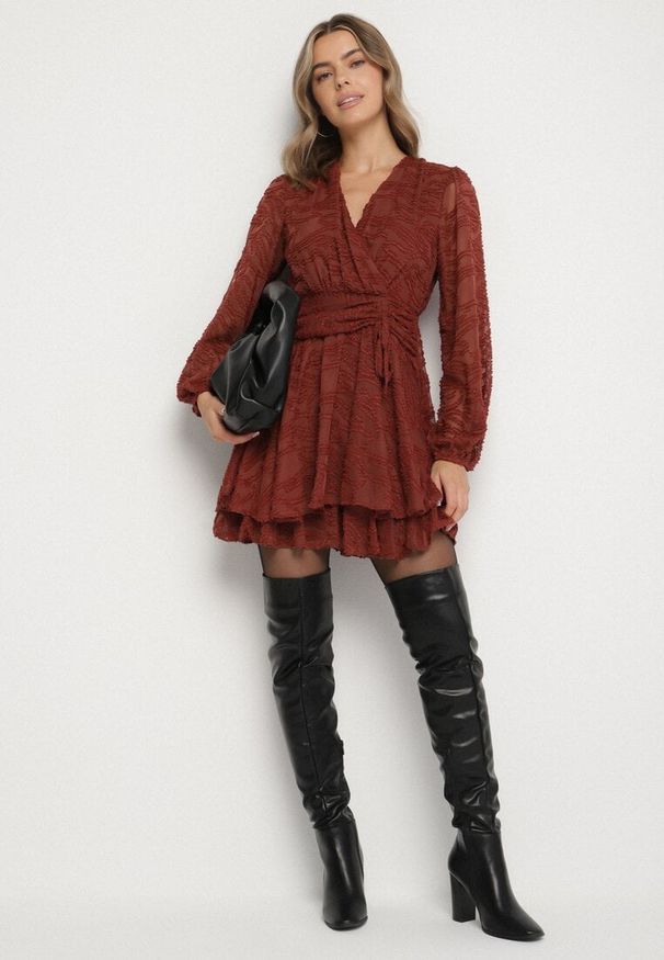 Born2be - Czerwona Siateczkowa Sukienka o Rozkloszowanym Kroju Zdobiona Tłoczeniem Zenesava. Okazja: na co dzień. Typ kołnierza: dekolt w serek. Kolor: czerwony. Materiał: poliester. Wzór: aplikacja. Sezon: lato. Typ sukienki: rozkloszowane. Styl: klasyczny, casual, elegancki