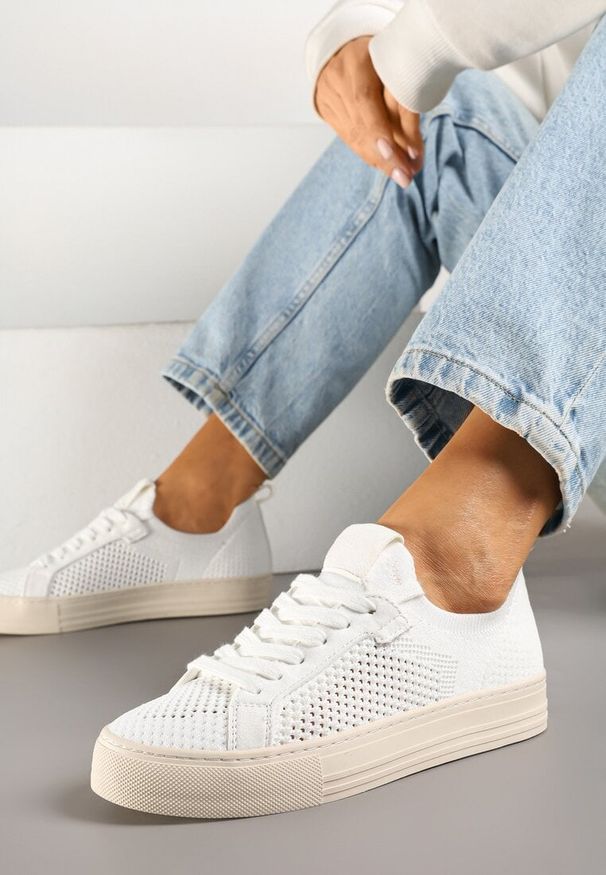 Born2be - Białe Sneakersy z Siateczkową Cholewką i Metaliczną Nicią Nimiovana. Okazja: na co dzień. Kolor: biały. Materiał: jeans. Szerokość cholewki: normalna. Sezon: lato