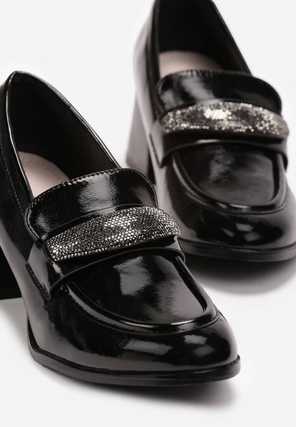 Renee - Czarne Lakierowane Półbuty Loafersy na Słupku z Klamrą z Cyrkoniami Velimerra. Zapięcie: klamry. Kolor: czarny. Materiał: lakier. Wzór: aplikacja. Obcas: na słupku. Styl: elegancki