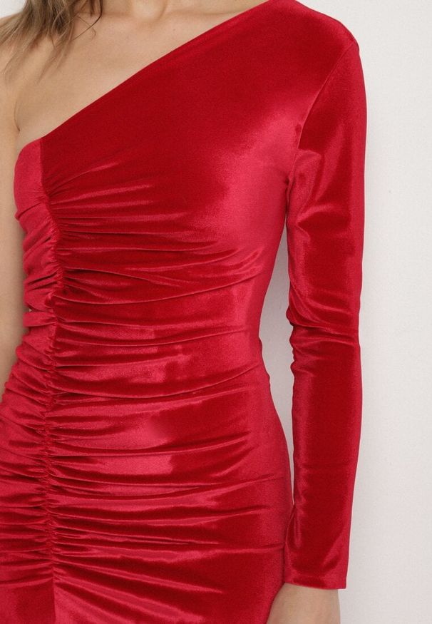 Born2be - Czerwona Welurowa Sukienka o Asymetrycznym Kroju z Rozcięciem i Marszczeniem Folinda. Okazja: na ślub cywilny, na wesele, na imprezę. Kolor: czerwony. Materiał: welur. Długość rękawa: długi rękaw. Typ sukienki: asymetryczne. Styl: elegancki