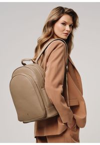Ochnik - Skórzany plecak damski z kieszenią na laptop. Kolor: beżowy. Materiał: skóra