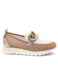 Półbuty damskie Hispanitas, ze skóry naturalnej z wsuwanym krojem i ozdobą na podbiciu posiada przeszycia na cholewce, beżowe, HV264834 Formentera-V2. Okazja: na co dzień. Kolor: beżowy. Materiał: skóra. Szerokość cholewki: normalna. Wzór: aplikacja. Sezon: wiosna, lato. Styl: casual, elegancki, klasyczny #3